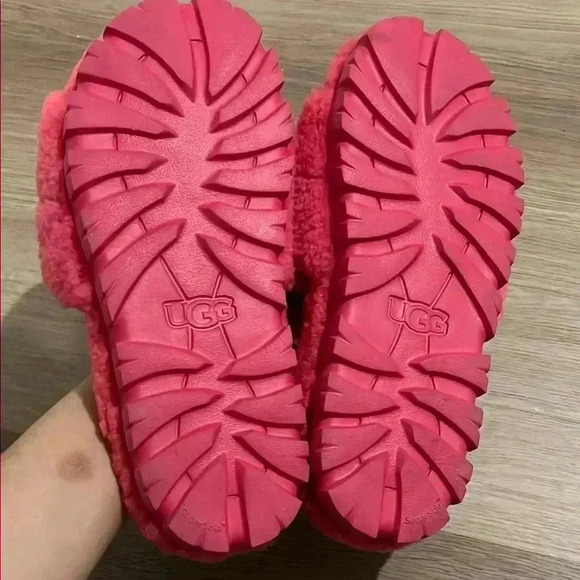 UGG Red Fluffy Slippers - Picture 4 of 4